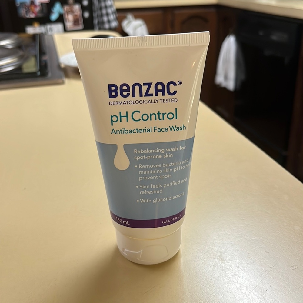 Benzac pH control face wash